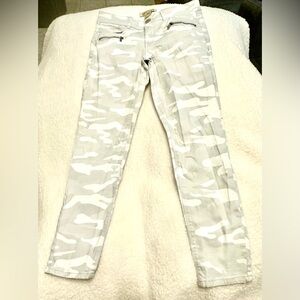 Democracy Light Gray and White Patterned Pants